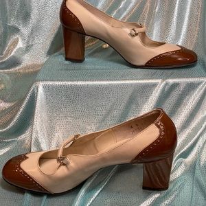 Vintage 70’s cream wingtips with patent brown accents. Leather bottoms 3 Size 6m